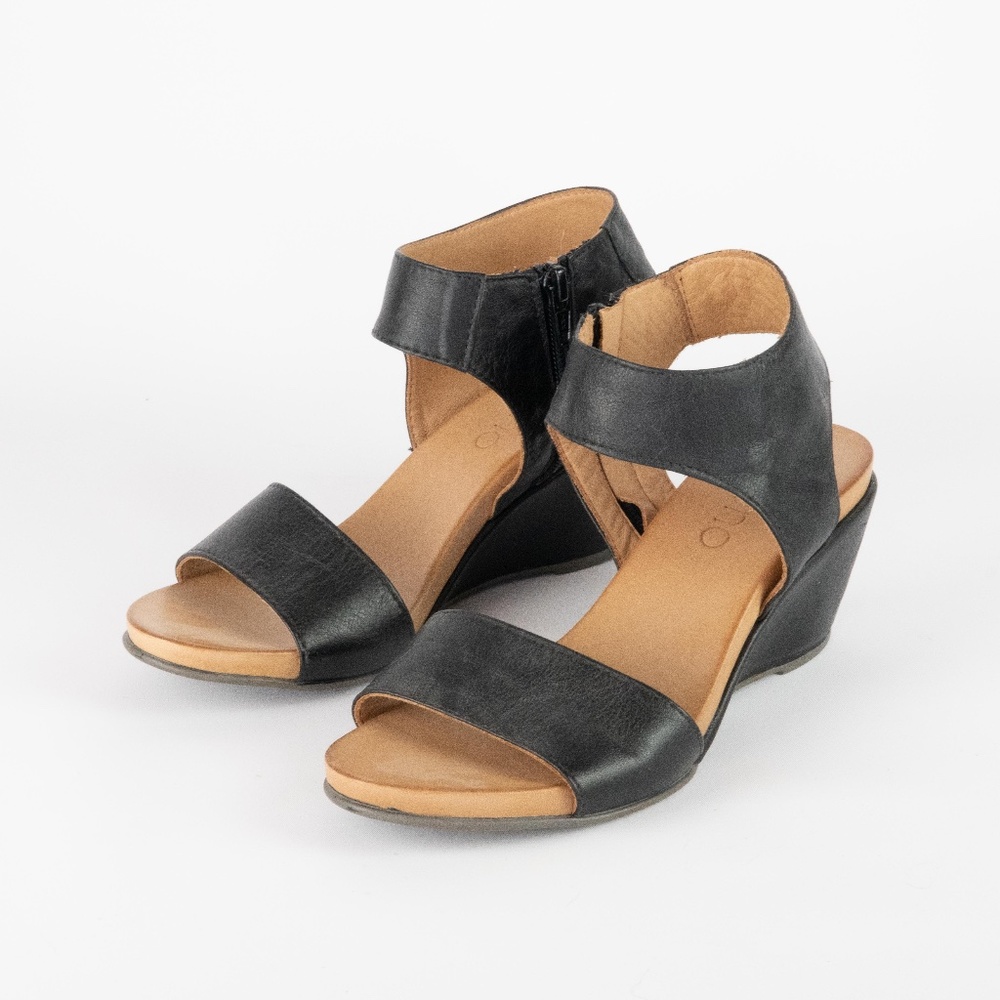 NWOT Bueno Black Gladiator Wedge Sandals